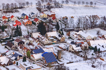 Schrägluftbild von Hauptstraße im Winter im Schnee in Dierbach im Bundesland Rheinland-Pfalz, Deutschland