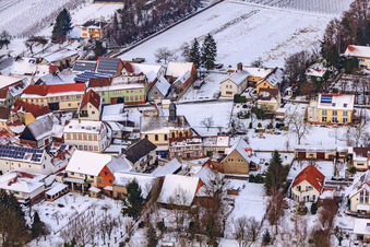 Haingasse bei Schnee in Dierbach im Bundesland Rheinland-Pfalz, Deutschland