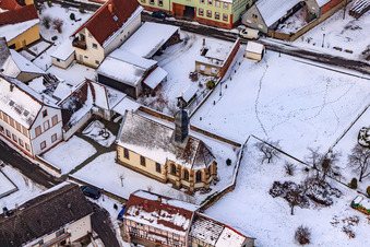 Luftaufnahme von Kirche St. Anna bei Schnee in Dierbach im Bundesland Rheinland-Pfalz, Deutschland