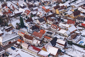 Hauptstraße im Winter im Schnee in Barbelroth im Bundesland Rheinland-Pfalz, Deutschland