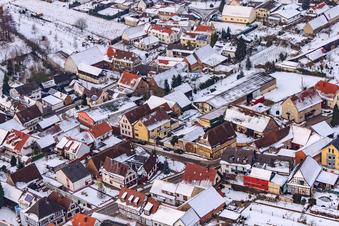 Luftbild von Hauptstraße im Winter im Schnee in Barbelroth im Bundesland Rheinland-Pfalz, Deutschland