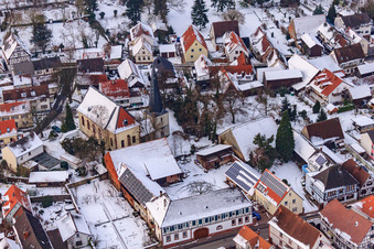 Luftaufnahme von Kirche bei Schnee in Barbelroth im Bundesland Rheinland-Pfalz, Deutschland