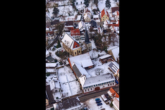 Schrägluftbild von Kirche bei Schnee in Barbelroth im Bundesland Rheinland-Pfalz, Deutschland