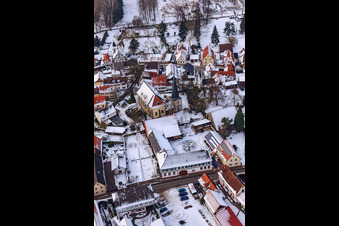 Kirche bei Schnee in Barbelroth im Bundesland Rheinland-Pfalz, Deutschland von oben