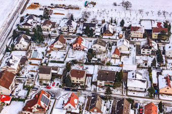 Gartenstraße bei Schnee in Barbelroth im Bundesland Rheinland-Pfalz, Deutschland