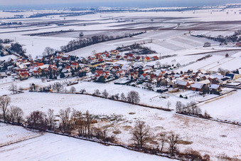 Dorfansicht aus Nordwesten bei Schnee in Hergersweiler im Bundesland Rheinland-Pfalz, Deutschland