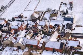 Hauptstraße im Winter im Schnee in Hergersweiler im Bundesland Rheinland-Pfalz, Deutschland