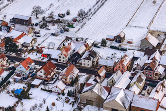 Luftbild von Hauptstraße im Winter im Schnee in Hergersweiler im Bundesland Rheinland-Pfalz, Deutschland
