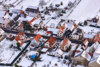 Luftaufnahme von Hauptstraße im Winter im Schnee in Hergersweiler im Bundesland Rheinland-Pfalz, Deutschland