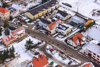 Hauptstraße im Winter im Schnee in Hergersweiler im Bundesland Rheinland-Pfalz, Deutschland von oben