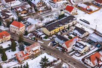 Hauptstraße im Winter im Schnee in Hergersweiler im Bundesland Rheinland-Pfalz, Deutschland aus der Luft