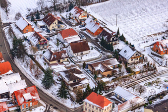 Hauptstraße im Winter im Schnee in Hergersweiler im Bundesland Rheinland-Pfalz, Deutschland von oben gesehen