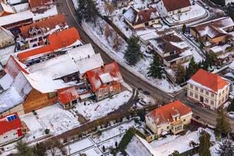 Hauptstraße im Winter im Schnee in Hergersweiler im Bundesland Rheinland-Pfalz, Deutschland vom Flugzeug aus