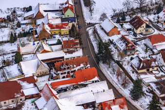 Hauptstraße im Winter im Schnee in Hergersweiler im Bundesland Rheinland-Pfalz, Deutschland aus der Vogelperspektive