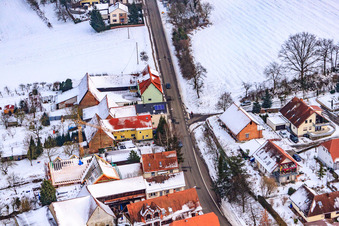 Hauptstraße im Winter im Schnee in Hergersweiler im Bundesland Rheinland-Pfalz, Deutschland aus der Luft betrachtet
