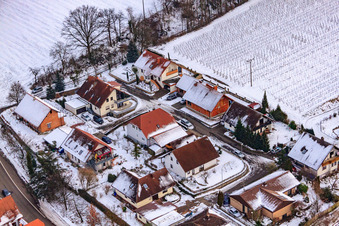 Konrad-Hofmann-Straße bei Schnee in Hergersweiler im Bundesland Rheinland-Pfalz, Deutschland