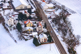 Drohnenaufname von Hauptstraße im Winter im Schnee in Hergersweiler im Bundesland Rheinland-Pfalz, Deutschland