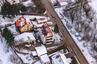 Drohnenbild von Hauptstraße im Winter im Schnee in Hergersweiler im Bundesland Rheinland-Pfalz, Deutschland