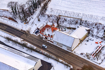Hauptstraße im Winter im Schnee in Hergersweiler im Bundesland Rheinland-Pfalz, Deutschland aus der Drohnenperspektive