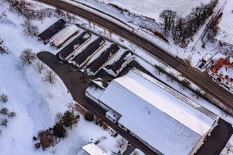 Hauptstraße im Winter im Schnee in Hergersweiler im Bundesland Rheinland-Pfalz, Deutschland von einer Drohne aus