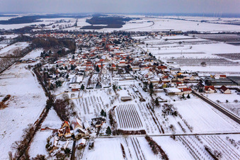 Dorfansicht aus Westen bei Schnee in Winden im Bundesland Rheinland-Pfalz, Deutschland