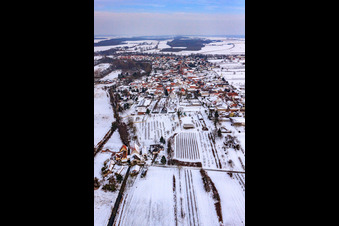 Luftbild von Dorfansicht aus Westen bei Schnee in Winden im Bundesland Rheinland-Pfalz, Deutschland