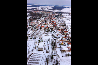 Luftaufnahme von Dorfansicht aus Westen bei Schnee in Winden im Bundesland Rheinland-Pfalz, Deutschland
