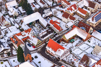 Kirchstraße bei Schnee in Winden im Bundesland Rheinland-Pfalz, Deutschland