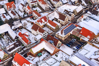Raiffeisenstraße bei Schnee in Winden im Bundesland Rheinland-Pfalz, Deutschland