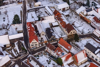 Raiffeisenstraße x Waschgasse bei Schnee in Winden im Bundesland Rheinland-Pfalz, Deutschland