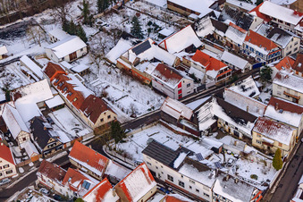 Raiffeisenstraße x Hauptstraße bei Schnee in Winden im Bundesland Rheinland-Pfalz, Deutschland