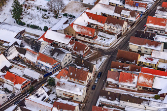 Hauptstraße im Winter im Schnee in Winden im Bundesland Rheinland-Pfalz, Deutschland