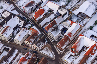 Luftaufnahme von Raiffeisenstraße x Hauptstraße bei Schnee in Winden im Bundesland Rheinland-Pfalz, Deutschland