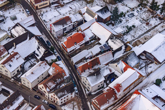 Schrägluftbild von Raiffeisenstraße x Hauptstraße bei Schnee in Winden im Bundesland Rheinland-Pfalz, Deutschland