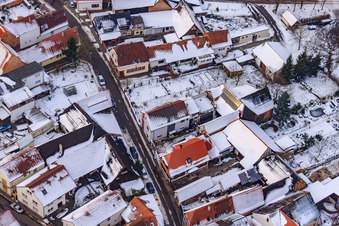Luftbild von Raiffeisenstraße bei Schnee in Winden im Bundesland Rheinland-Pfalz, Deutschland