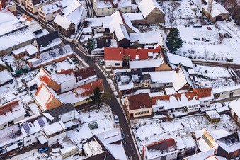 Raiffeisenstraße x Kuhgasse bei Schnee in Winden im Bundesland Rheinland-Pfalz, Deutschland
