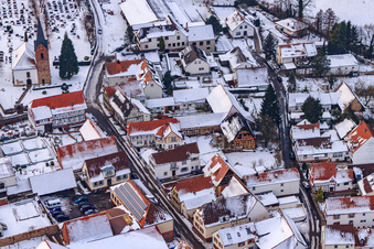Raiffeisenstraße x Kirchstraße bei Schnee in Winden im Bundesland Rheinland-Pfalz, Deutschland