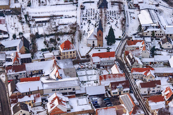 Luftbild von Raiffeisenstraße x Kirchstraße bei Schnee in Winden im Bundesland Rheinland-Pfalz, Deutschland