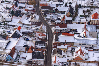 Rathaus bei Schnee in Winden im Bundesland Rheinland-Pfalz, Deutschland