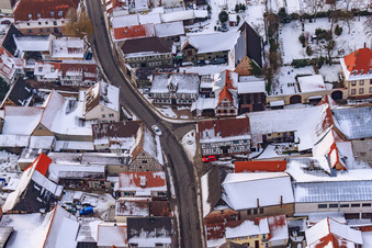 Luftbild von Rathaus bei Schnee in Winden im Bundesland Rheinland-Pfalz, Deutschland
