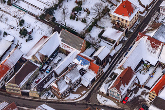 Schrägluftbild von Rathaus bei Schnee in Winden im Bundesland Rheinland-Pfalz, Deutschland