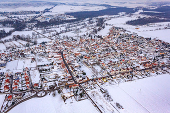 Luftbild von Ortsansicht von Südwesten bei Schnee in Steinweiler im Bundesland Rheinland-Pfalz, Deutschland