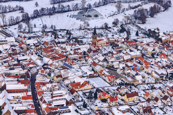 Kreuzgasse bei Schnee in Steinweiler im Bundesland Rheinland-Pfalz, Deutschland