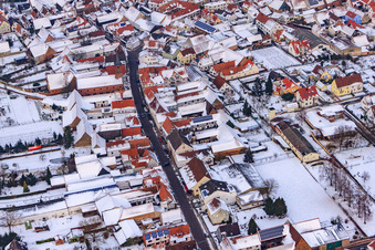 Luftbild von Kreuzgasse bei Schnee in Steinweiler im Bundesland Rheinland-Pfalz, Deutschland