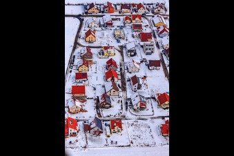 Luftaufnahme von Neubaugebiet Brotäcker bei Schnee in Steinweiler im Bundesland Rheinland-Pfalz, Deutschland