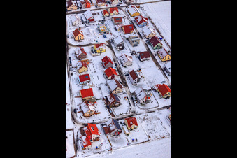 Schrägluftbild von Neubaugebiet Brotäcker bei Schnee in Steinweiler im Bundesland Rheinland-Pfalz, Deutschland