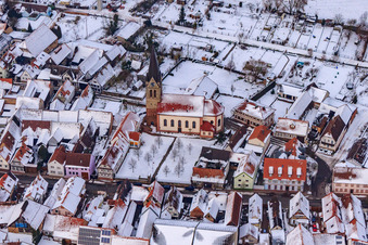 Luftbild von Kirche St. Martin bei Schnee in Steinweiler im Bundesland Rheinland-Pfalz, Deutschland