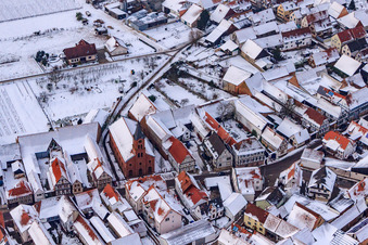 Protest. Kirche bei Schnee in Steinweiler im Bundesland Rheinland-Pfalz, Deutschland