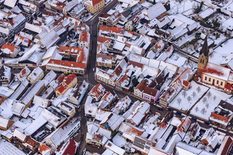 Hauptstraße x Ringstraße bei Schnee in Steinweiler im Bundesland Rheinland-Pfalz, Deutschland