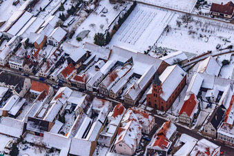 Kreuzgasse bei Schnee in Steinweiler im Bundesland Rheinland-Pfalz, Deutschland von oben
